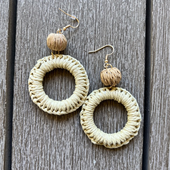 🌴Tropical raffia drop earrings. Round open circle attached round raffia bead. - Picture 5 of 8